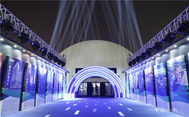 ӛڬF(chng)W(wng)һ(g)ռe1000ƽ׵ľȲД_ͶӰxXͬͶ䮋(hu)ּg(sh)YϹӰֶЇ30l(f)չvSȻǰ