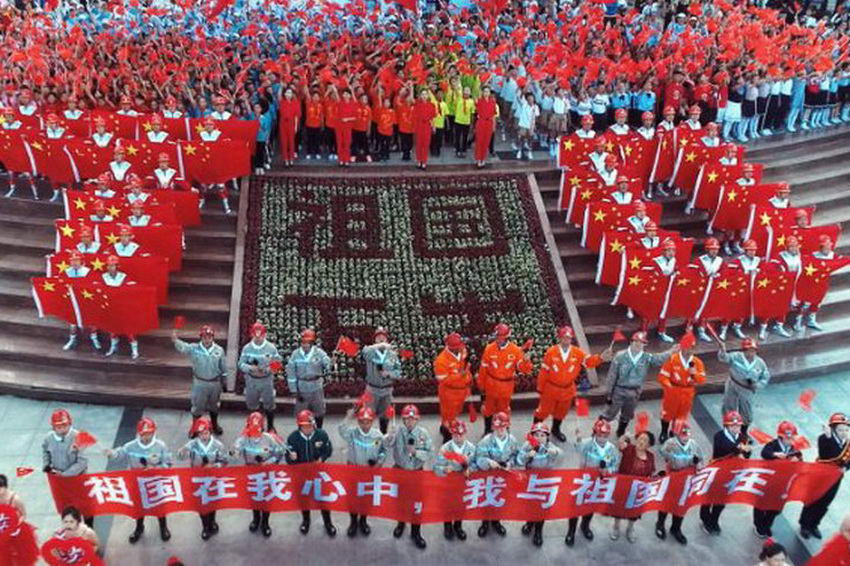 鐵法礦區萬(wàn)人“快閃” 點(diǎn)燃愛(ài)國情懷